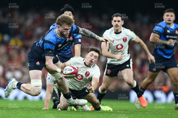 151125 - Wales v Japan - Quilter Nations Series - Warner Dearns of Japan loses the ball in a tackle