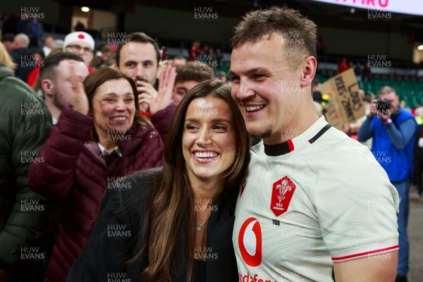 151125 - Wales v Japan - Quilter Nations Series - Jarrod Evans of Wales with fans at the end of the match