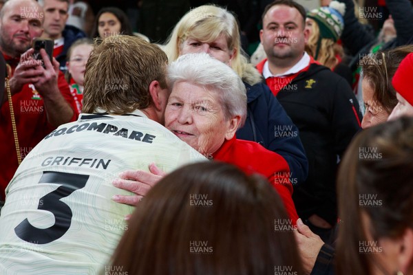 151125 - Wales v Japan - Quilter Nations Series - Archie Griffin of Wales with fans at the end of the match