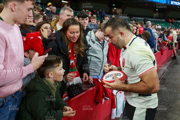 151125 - Wales v Japan - Quilter Nations Series - Liam Belcher of Wales with fans at the end of the match