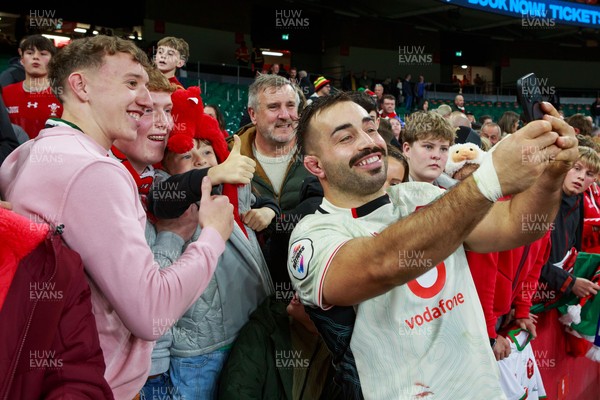 151125 - Wales v Japan - Quilter Nations Series - Liam Belcher of Wales with fans at the end of the match