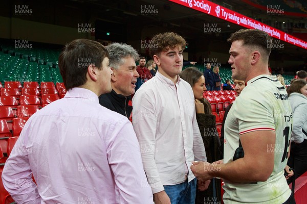 151125 - Wales v Japan - Quilter Nations Series - Freddie Thomas of Wales with fans at the end of the match