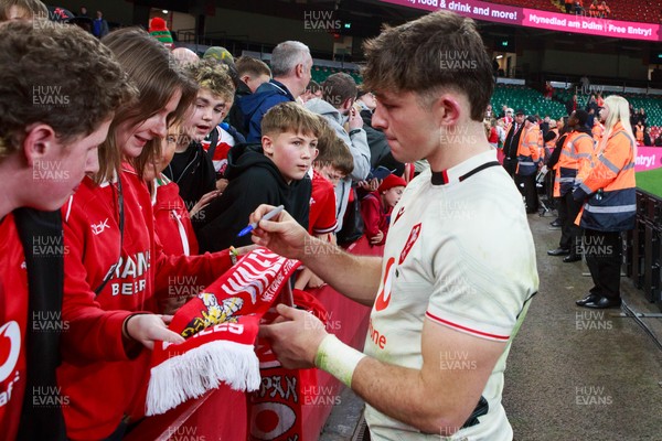 151125 - Wales v Japan - Quilter Nations Series - Dan Edwards of Wales with fans at the end of the match