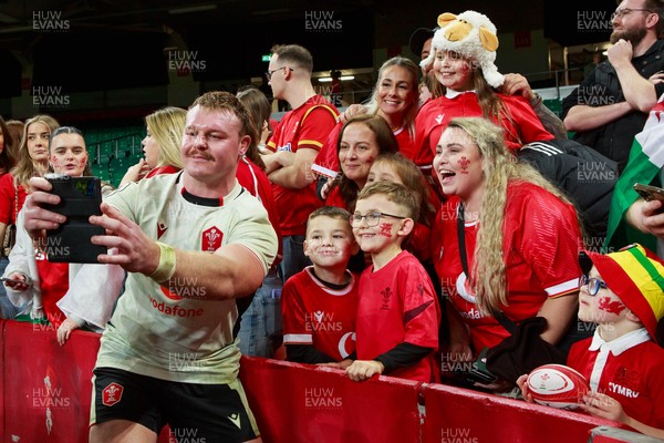 151125 - Wales v Japan - Quilter Nations Series - Dewi Lake of Wales with fans at the end of the match