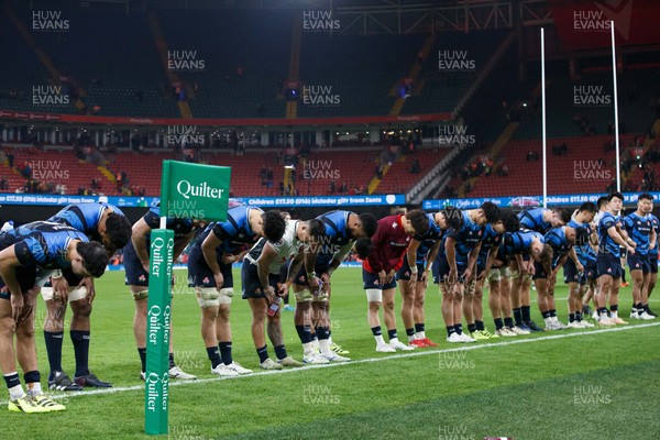 151125 - Wales v Japan - Quilter Nations Series - Japan team bow to the crowd at the end of the match