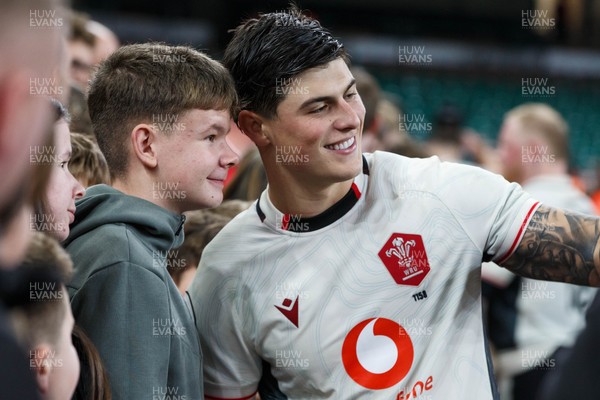 151125 - Wales v Japan - Quilter Nations Series - Louis Rees-Zammit of Wales with fans at the end of the match