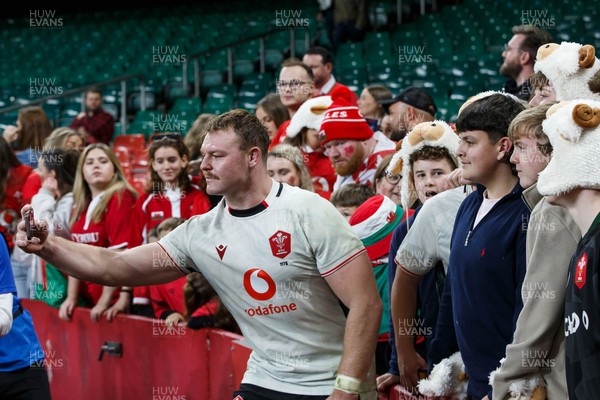 151125 - Wales v Japan - Quilter Nations Series - Dewi Lake of Wales with fans at the end of the match