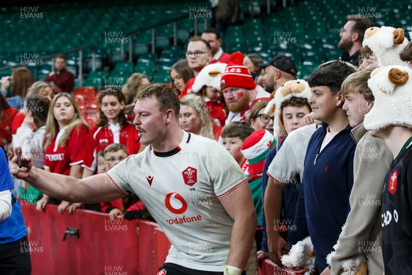 151125 - Wales v Japan - Quilter Nations Series - Dewi Lake of Wales with fans at the end of the match