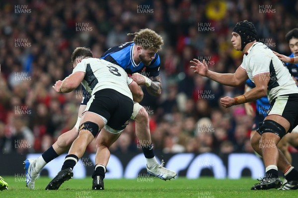 151125 - Wales v Japan - Quilter Nations Series - Warner Dearns of Japan is tackled by Olly Cracknell of Wales