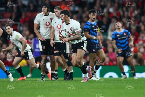 151125 - Wales v Japan - Quilter Nations Series - Louis Rees-Zammit of Wales on the attack