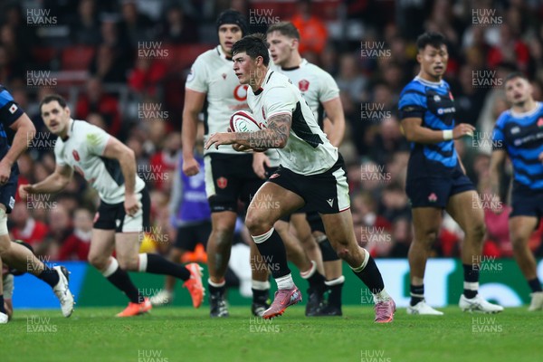 151125 - Wales v Japan - Quilter Nations Series - Louis Rees-Zammit of Wales on the attack