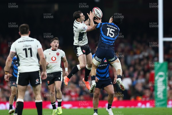 151125 - Wales v Japan - Quilter Nations Series - Tomos Williams of Wales and Yoshitaka Yazaki of Japan compete for the ball