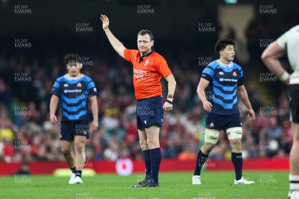 151125 - Wales v Japan - Quilter Nations Series - Referee Matthew Carley awards a penalty