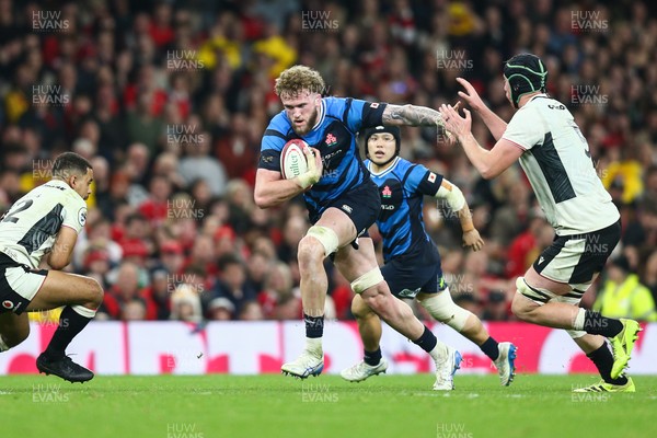 151125 - Wales v Japan - Quilter Nations Series - Warner Dearns of Japan hands off Adam Beard of Wales