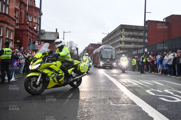 151125 - Wales v Japan - Quilter Nations Series - The Wales team bus arrives on Westgate Street, Cardiff ahead of the match