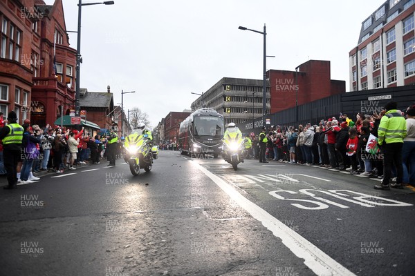 151125 - Wales v Japan - Quilter Nations Series - The Wales team bus arrives on Westgate Street, Cardiff ahead of the match
