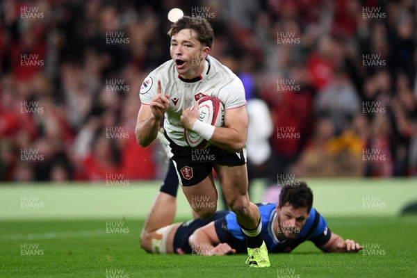 151125 - Wales v Japan - Quilter Nations Series - Dan Edwards of Wales scores a try