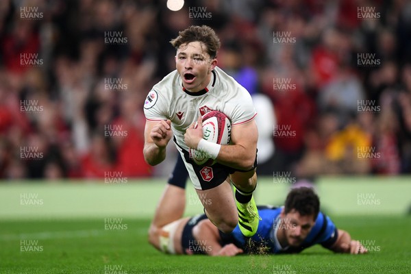 151125 - Wales v Japan - Quilter Nations Series - Dan Edwards of Wales scores a try