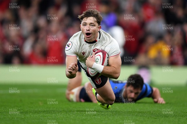 151125 - Wales v Japan - Quilter Nations Series - Dan Edwards of Wales scores a try