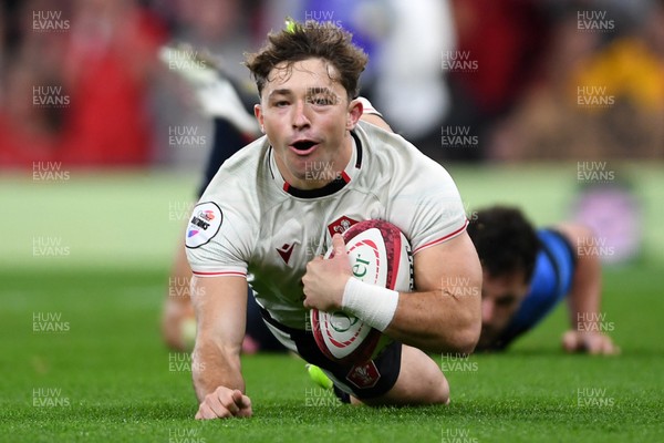151125 - Wales v Japan - Quilter Nations Series - Dan Edwards of Wales scores a try