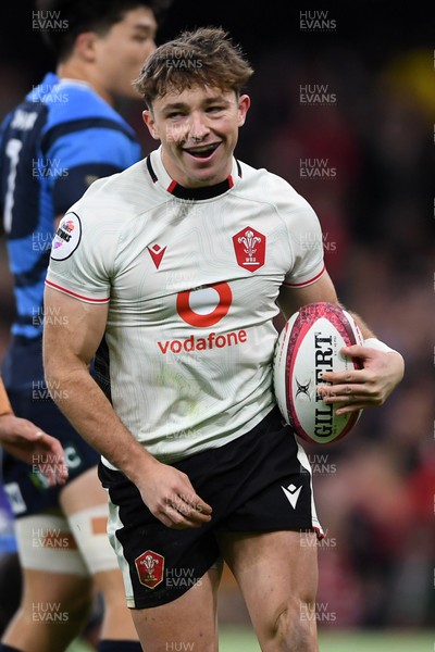 151125 - Wales v Japan - Quilter Nations Series - Dan Edwards of Wales celebrates scoring a try
