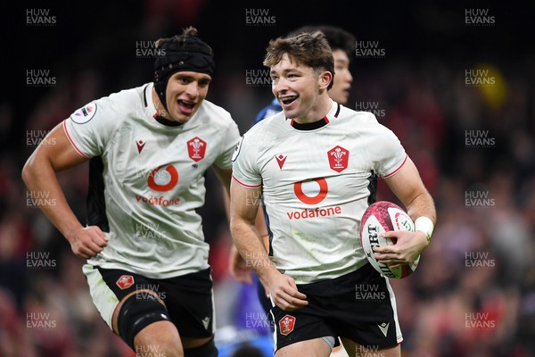 151125 - Wales v Japan - Quilter Nations Series - Dan Edwards of Wales celebrates scoring a try