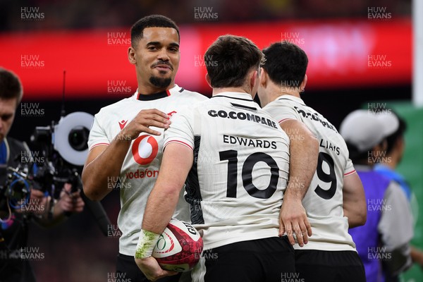 151125 - Wales v Japan - Quilter Nations Series - Dan Edwards of Wales celebrates scoring a try with team mates