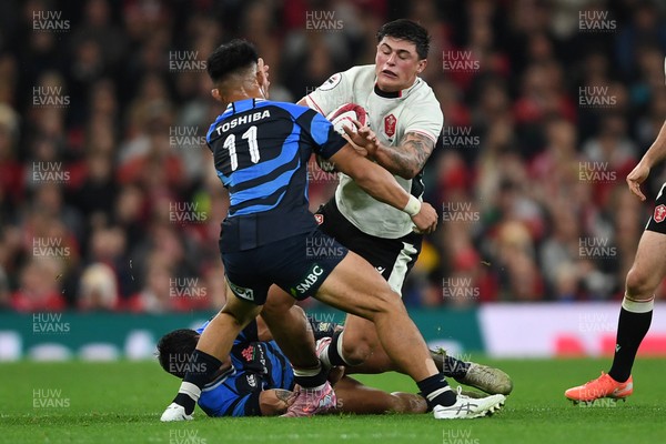 151125 - Wales v Japan - Quilter Nations Series - Louis Rees-Zammit of Wales is challenged by Tomoki Osada of Japan