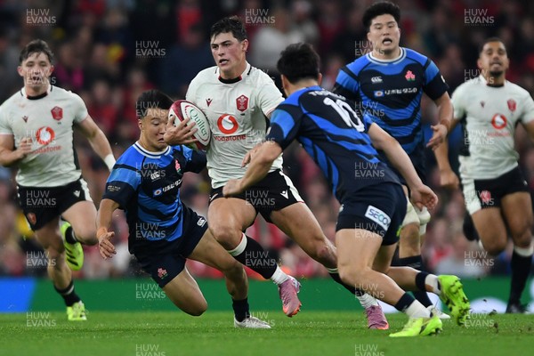 151125 - Wales v Japan - Quilter Nations Series - Louis Rees-Zammit of Wales is challenged by Seungsin Lee of Japan