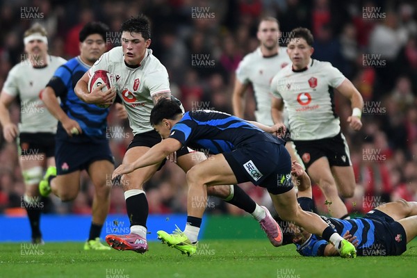 151125 - Wales v Japan - Quilter Nations Series - Louis Rees-Zammit of Wales is challenged by Seungsin Lee of Japan