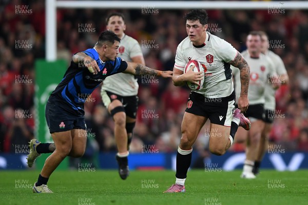 151125 - Wales v Japan - Quilter Nations Series - Louis Rees-Zammit of Wales is challenged by Seungsin Lee of Japan