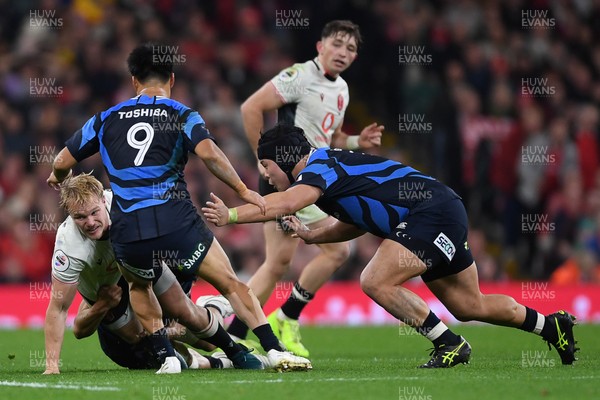 151125 - Wales v Japan - Quilter Nations Series - Blair Murray of Wales is challenged by Naoto Saito of Japan