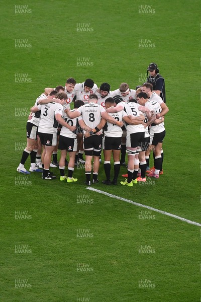 151125 - Wales v Japan - Quilter Nations Series - Wales team huddle