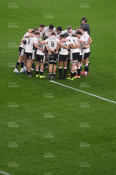 151125 - Wales v Japan - Quilter Nations Series - Wales team huddle