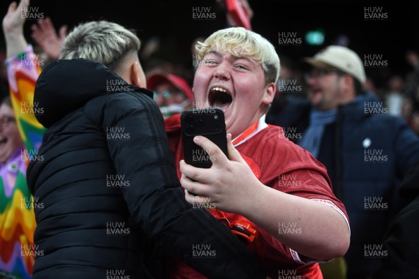 151125 - Wales v Japan - Quilter Nations Series - Wales fans celebrate as the winning kick goes through the posts