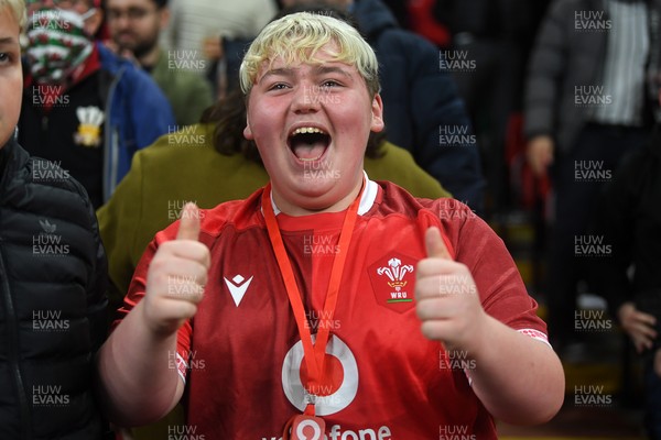 151125 - Wales v Japan - Quilter Nations Series - Wales fans celebrate as the winning kick goes through the posts