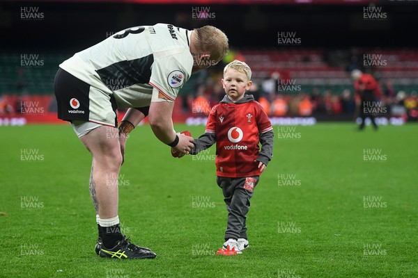 151125 - Wales v Japan - Quilter Nations Series - Keiron Assiratti of Wales with family at full time