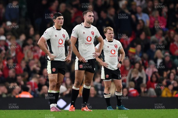 151125 - Wales v Japan - Quilter Nations Series - Louis Rees-Zammit of Wales, Max Llewellyn of Wales and Blair Murray of Wales