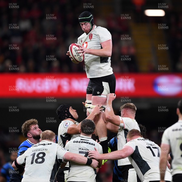 151125 - Wales v Japan - Quilter Nations Series - Adam Beard of Wales wins the line-out