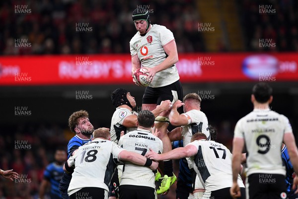 151125 - Wales v Japan - Quilter Nations Series - Adam Beard of Wales wins the line-out