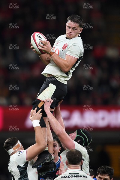 151125 - Wales v Japan - Quilter Nations Series - Alex Mann of Wales wins the line-out