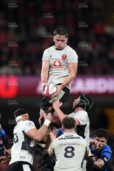 151125 - Wales v Japan - Quilter Nations Series - Alex Mann of Wales wins the line-out