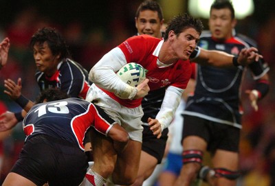 20.09.07 - Wales v Japan - Rugby World Cup 2007 - Wale' James Hook is tackled by Yuta Imamura 