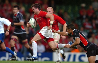 20.09.07 - Wales v Japan - Rugby World Cup 2007 - Wales' Ceri Sweeney breaks 