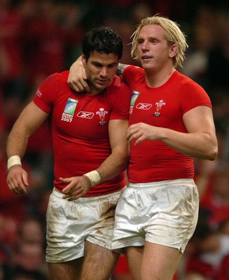 20.09.07 - Wales v Japan - Rugby World Cup 2007 - Wales' Alix Popham(R) congratulates Mike Phillips on try 