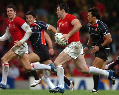 20.09.07 - Wales v Japan - Rugby World Cup 2007 - Wales' Stephen Jones breaks as James Hook supports 