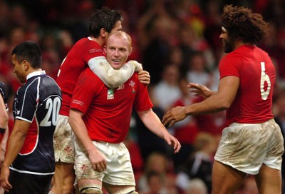 20.09.07 - Wales v Japan - Rugby World Cup 2007 - Wales' Martyn Williams is congratulated on try by James Hook and Colin Charvis(R) 