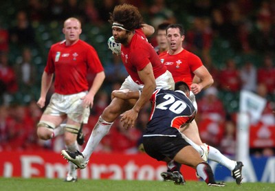 20.09.07 - Wales v Japan - Rugby World Cup 2007 - Wales' Colin Charvis is tackled by Chulwon Kim 