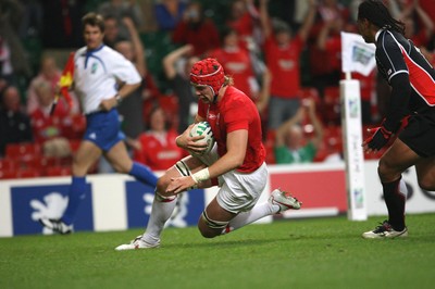 20.09.07 Wales v Japan RWC2007 Wales' Alun-Wyn Jones scores try  