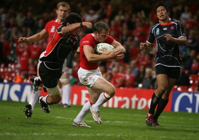 20.09.07 Wales v Japan RWC2007 Wales'  Kevin Morgan beats Japan's Yuta Imamura to score try. 